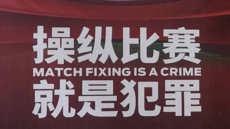 身上只穿了一条绳子